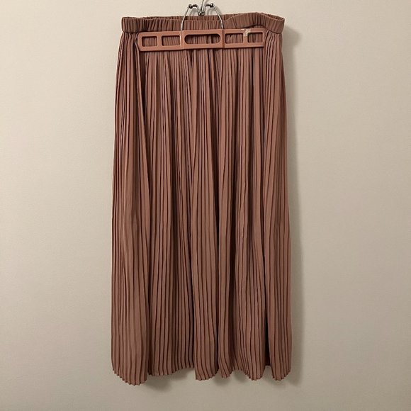 Uniqlo pink pleated skirt, size medium - Picture 2 of 5
